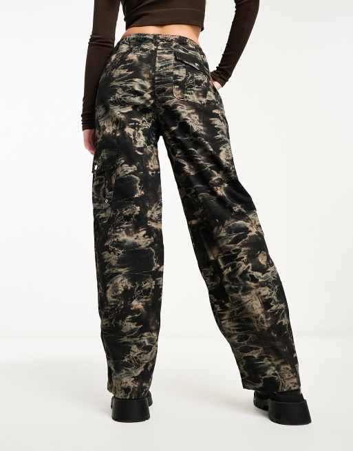 Reclaimed Vintage – Cargohose im 2000er-Stil in Schwarz mit Grunge-Military-Muster , 2 von 4
