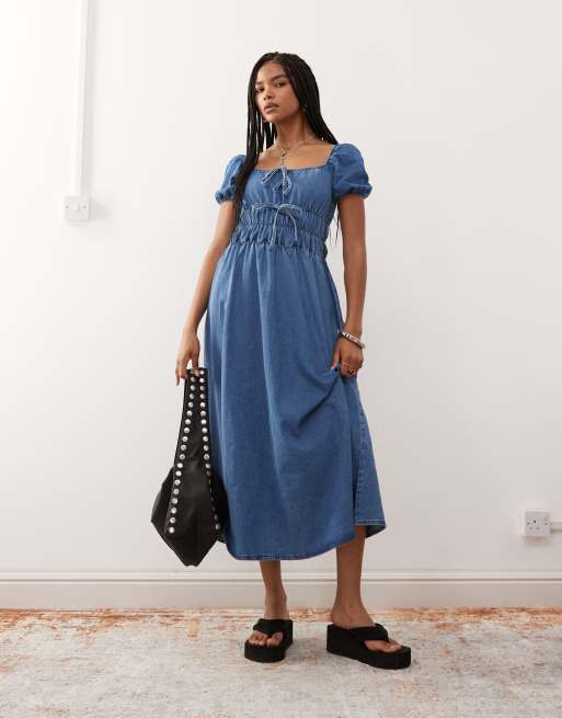 Reclaimed Vintage - Chambray denim midi-jurk met gesmokte details in middenblauw