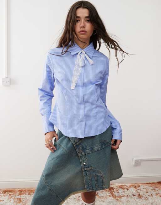 Reclaimed Vintage - Chemise cintrée avec fines rayures et ruban noué en dentelle - Bleu