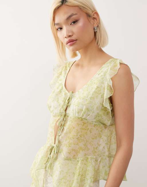 Reclaimed Vintage – Chiffon-Bluse in Grün mit gebundener Vorderseite, Blumenmuster, Rüschen und passendem Schal, 2 von 4