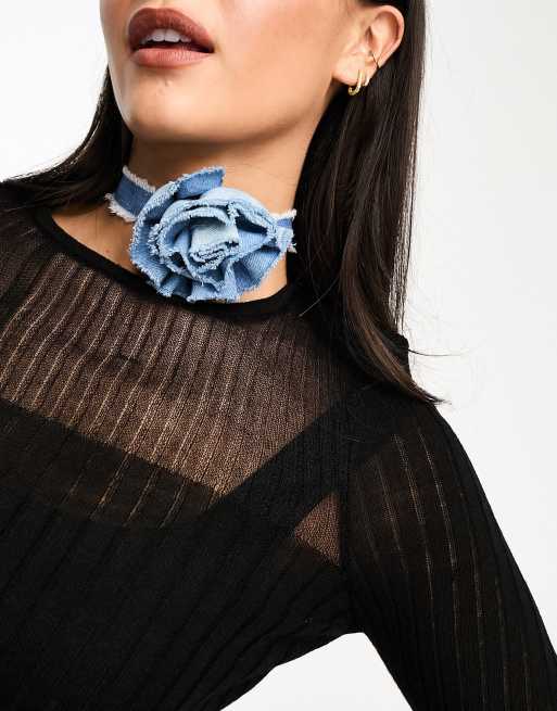 Reclaimed Vintage – Choker-Halskette aus Denim in Used-Optik mit Ansteckblume 