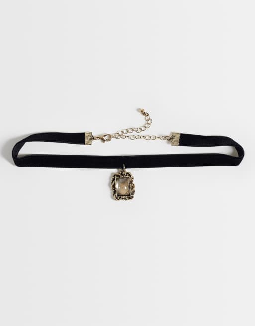 Reclaimed Vintage Choker-Halskette aus Samt mit Anhänger, 1 von 4