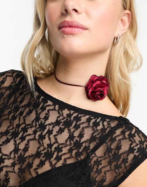Reclaimed Vintage – Choker-Halskette in Dunkelrot mit Ansteckblume