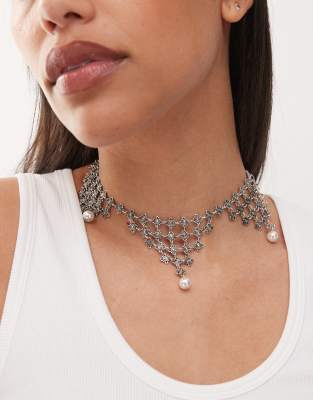 Reclaimed Vintage - Choker-Halskette in Silberoptik mit Perlenverzierung