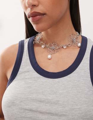choker necklace with floral and faux pearl details in silver