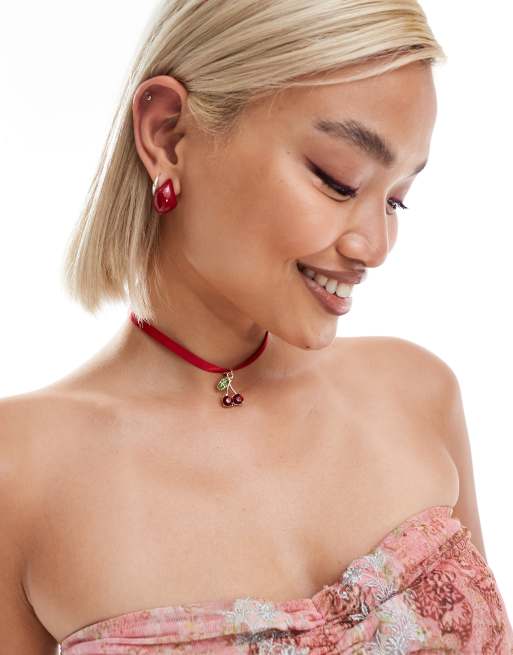 Reclaimed Vintage – Choker z czerwoną wstążką i wisienką