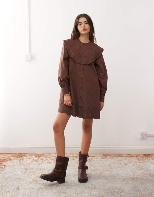Reclaimed Vintage – Chokladbrun, kort skjortklänning med oversize-krage och blommig broderi