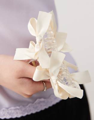 claw clip with bows in cream-White