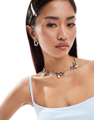 Reclaimed Vintage - Collana a catenina con fiocchi e perle sintetiche color argento