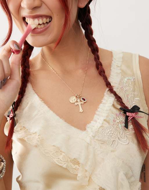 Reclaimed Vintage - Collana color oro con croce e ciondoli