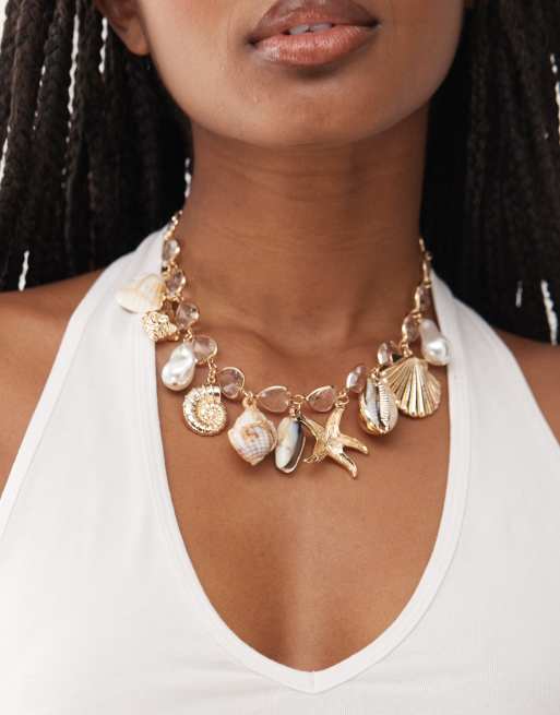 Reclaimed Vintage - Collana dorata con ciondoli misti a forma di conchiglie