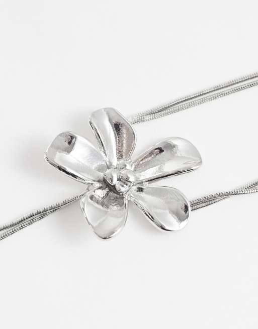 Reclaimed Vintage - Collar plateado con colgante de flor, 4 de 4