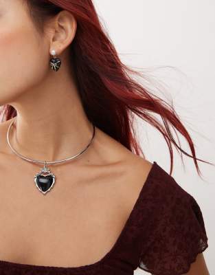 Collarino ali d'angelo con cuore e perlaCollarino choker tessuto