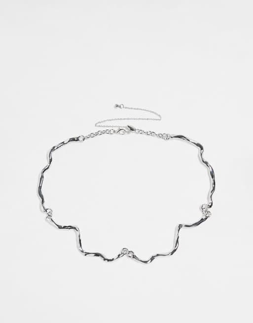 Reclaimed Vintage - Collarino unisex color argento effetto metallo fuso
