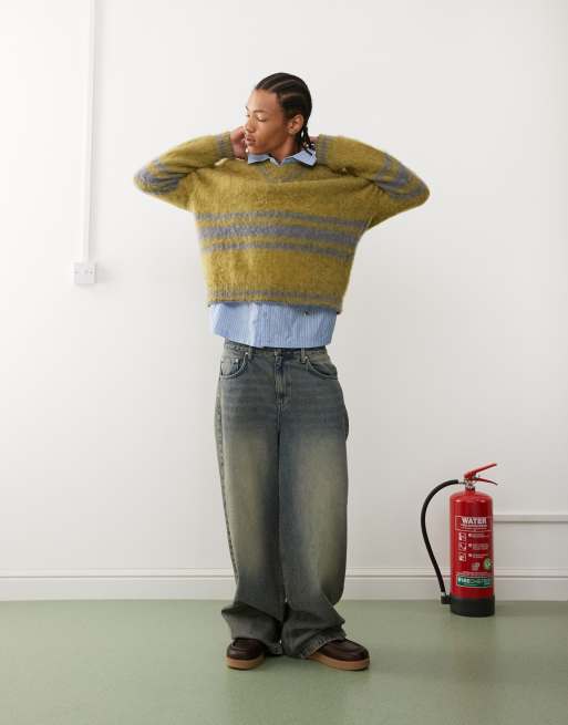 Reclaimed Vintage – College-Pullover in Grün und Grau mit V-Ausschnitt , 2 von 4