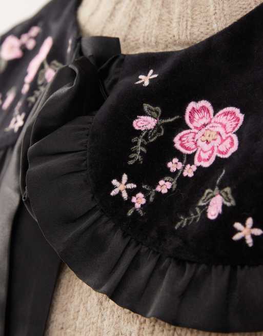 Reclaimed Vintage - Colletto oversize in velluto nero con ricami a fiori, 3 di 3
