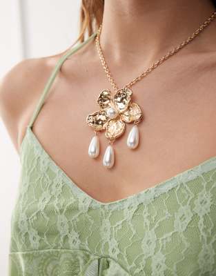 Reclaimed Vintage - Collier avec fleur et perles nacrées - Doré