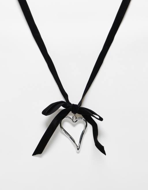 Reclaimed Vintage - Collier avec nœud en velours et pendentif cœur - Noir