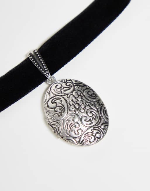 Reclaimed Vintage - Collier ras de cou unisexe en velours avec médaillon en argent, 3 de 4