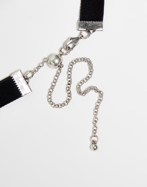 Reclaimed Vintage - Collier ras de cou unisexe en velours avec médaillon en argent, 4 de 4