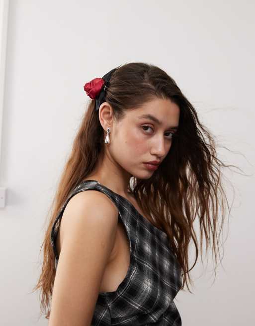 Reclaimed Vintage corsage clip 2 pack in black and red, 2 of 4