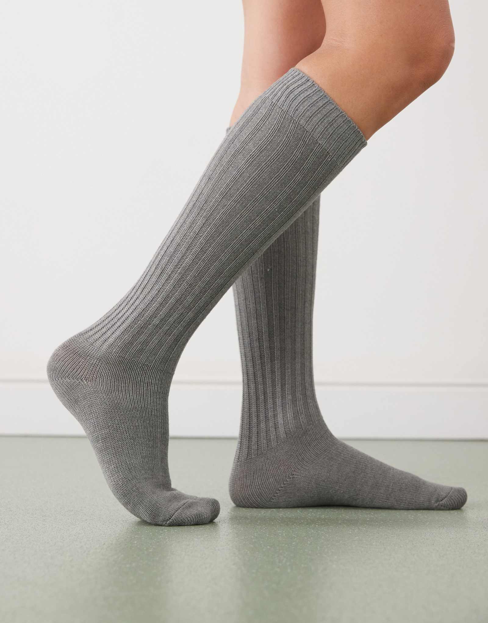 Восстановленные винтажные хлопчатобумажные гольфы серого трикотажа в рубчик