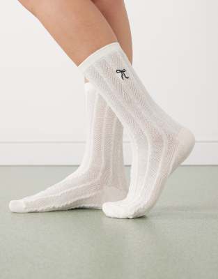 Reclaimed Vintage - Cremefarbene Zopfstricksocken mit Schleifenverzierung-Weiß