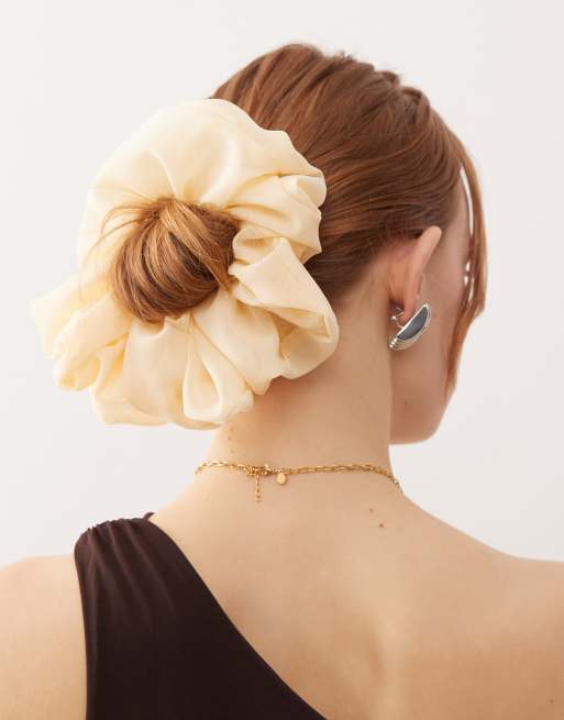 Reclaimed Vintage - Cremefarvet og oversized scrunchie i chiffon 
