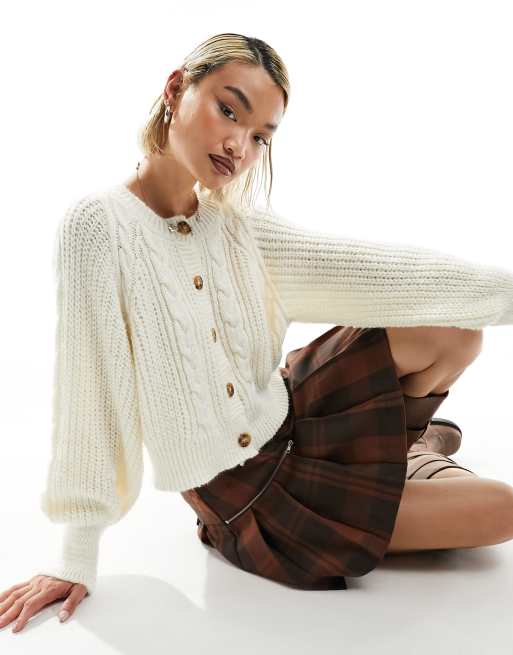 Reclaimed Vintage - Cremehvid kabelstrikket cardigan med knapper