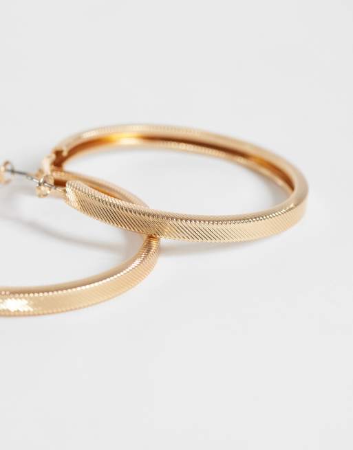 Reclaimed Vintage Creolen mit Gravurdetail in Gold, 4 von 4