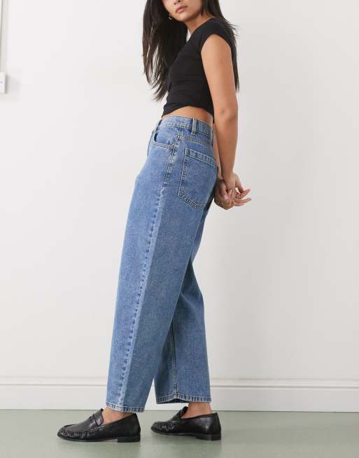 Reclaimed Vintage cropped barrel leg denim jeans in mid blue, 2 of 5