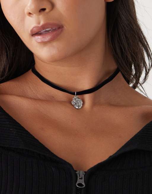 Reclaimed Vintage – Czarny aksamitny choker z zawieszką w kolorze srebra