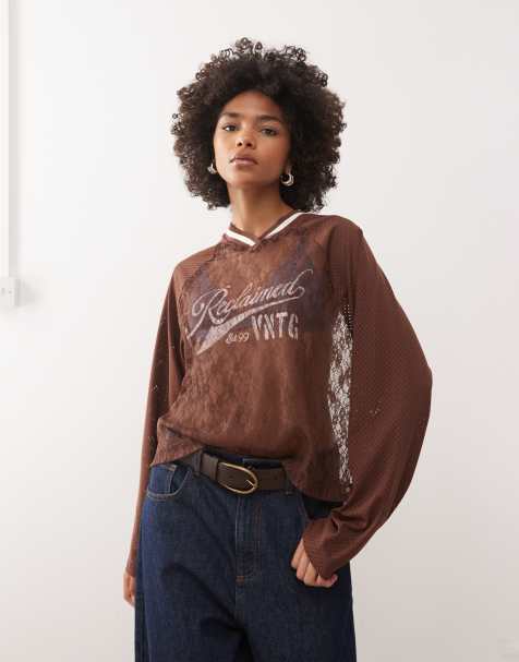 Reclaimed Vintage – Czekoladowobrązowy pudełkowy T-shirt z długimi rękawami z siateczką i koronką - view 1