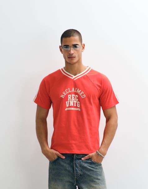 Reclaimed Vintage – Czerwony T-shirt z dekoltem w szpic i grafiką w uczelnianym stylu - view 1