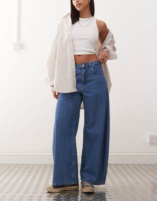 Reclaimed Vintage - Denim-Jeans in mittelblauer Waschung mit Barrel-Fit-Schnitt