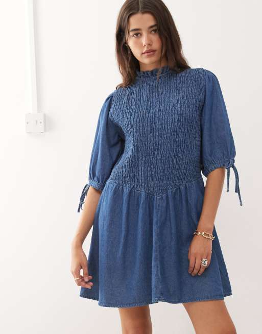 Reclaimed Vintage - Denim mini jurk met gesmokt lijfje en verlaagde taille in middenblauw
