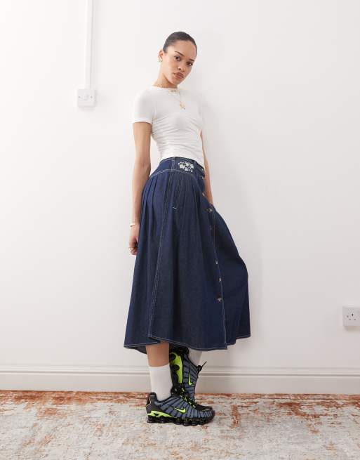 Reclaimed Vintage - Denim rok met borduursels en knoopsluiting