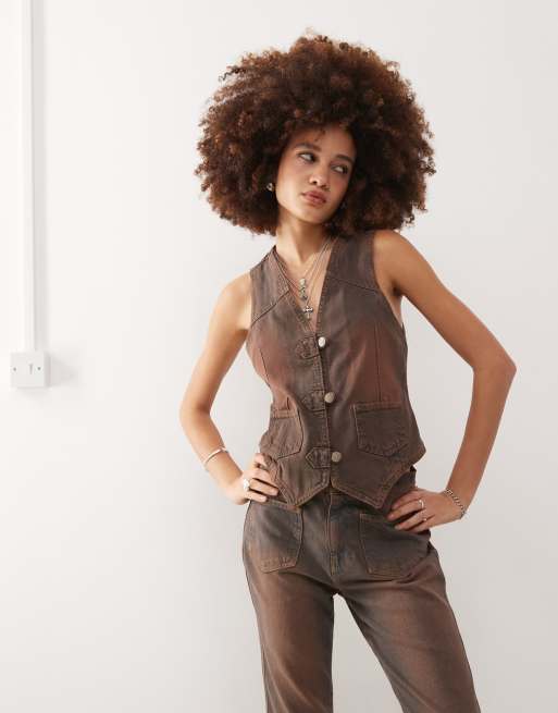 Reclaimed Vintage – Denim-Weste in verwaschenem Braun in Western-Design