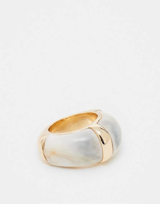 Reclaimed Vintage - Dikke ring met ingelegde crèmekleurige steen in goud