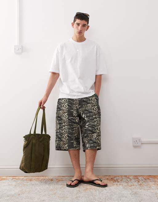 Reclaimed Vintage – Długie szerokie szorty jeansowe oversize we wzór moro i w cętki