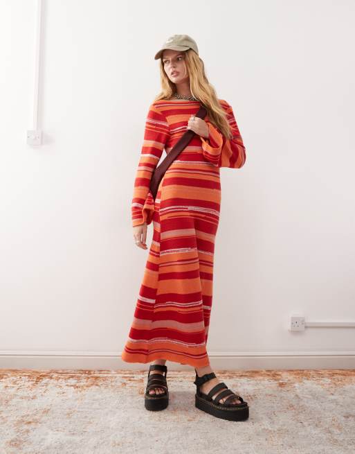 Reclaimed Vintage – Dzianinowa sukienka maxi z rozkloszowanymi rękawami i lejącym tyłem w różowo-pomarańczowe paski