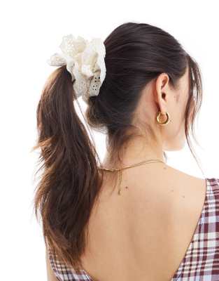 Reclaimed Vintage - Elastico per capelli color crema in pizzo