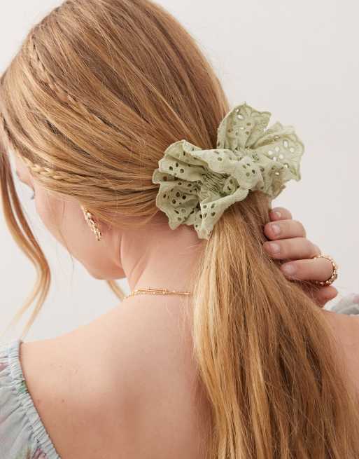 Reclaimed Vintage - Elastico per capelli verde in pizzo sangallo