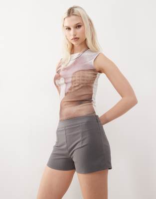 Reclaimed Vintage - Elegante Mikro-Shorts in Grau