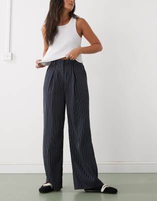 Reclaimed Vintage - Elegante, weite Hose in Marineblau mit Nadelstreifen-Keine Farbe