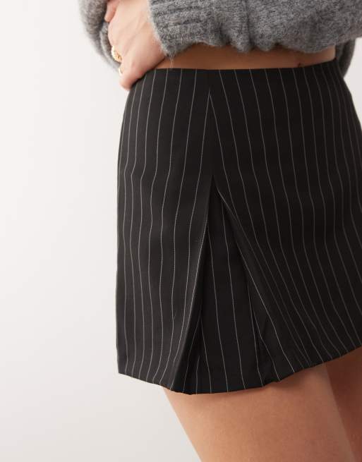 Reclaimed Vintage – Eleganter Skort in Schwarz mit Nadelstreifen, 3 von 5