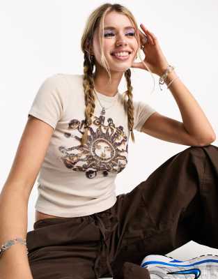 Reclaimed Vintage - Endless Karma - Knapp geschnittenes T-Shirt in Ecru mit Himmelskörper-Print-Neutral