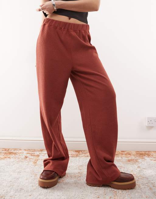 Reclaimed Vintage - Ensemble confort en tissu gaufré - Marron