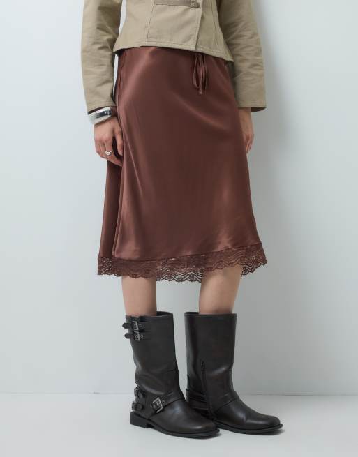 Reclaimed Vintage - falda midi satinada de largo irregular con ribete de encaje en marrón, 2 de 5