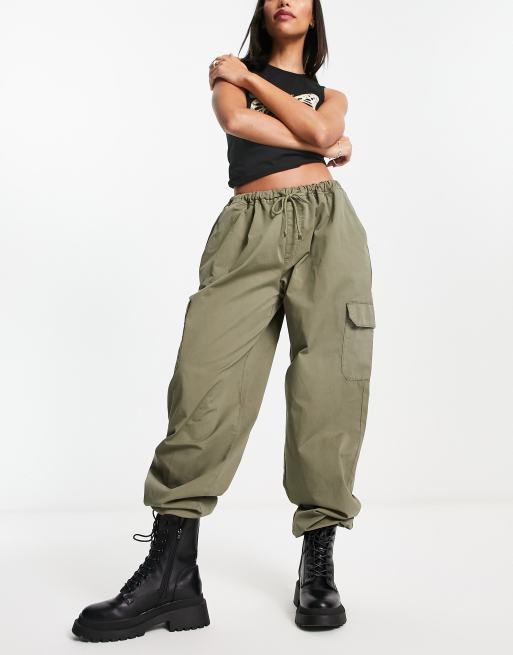 Reclaimed Vintage – Fallschirm-Cargohose in Khaki